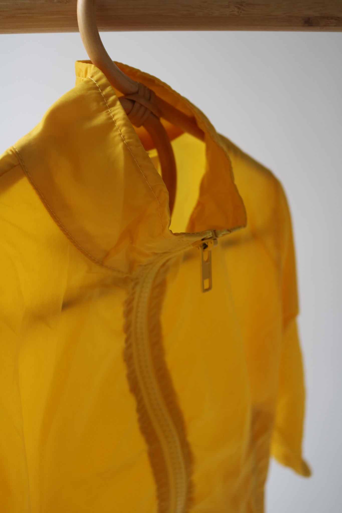 Windbreaker in Yellow